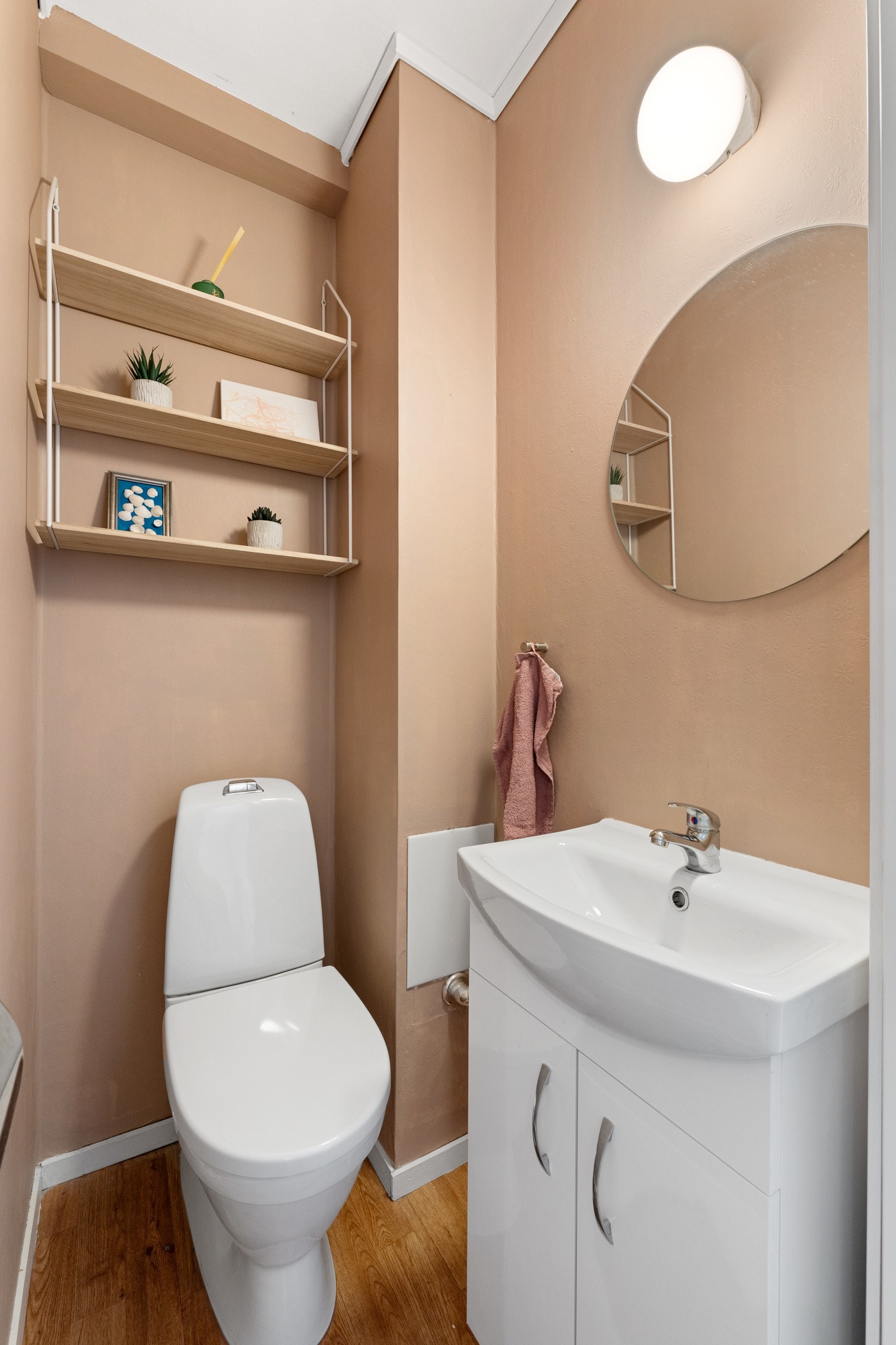 Leiligheten har separat toalettrom på 1,2 kvm. Rommet er innredet med toalett og servant. Galleribilde