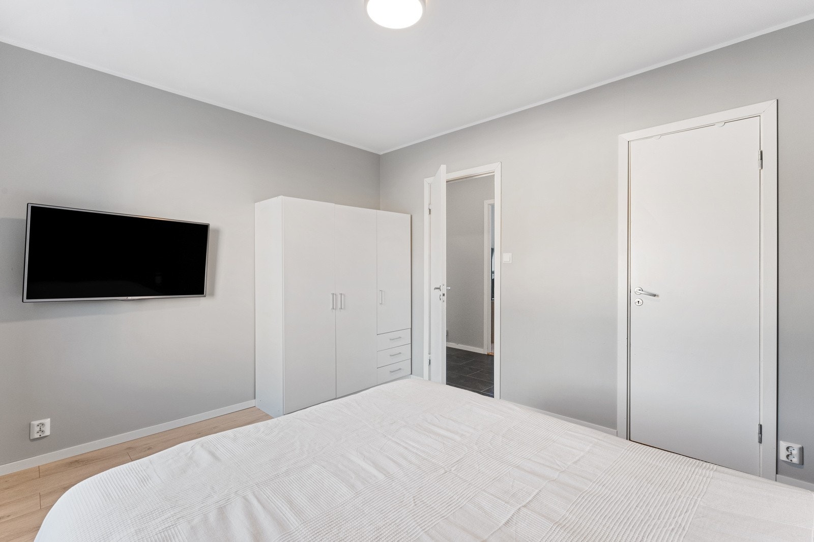 Fra soverommet er det tilstøtende walk-in garderobe. Galleribilde