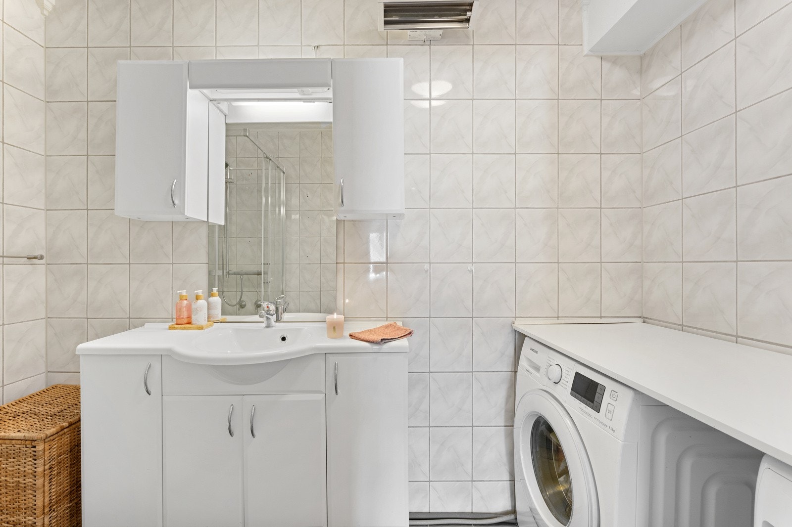 Badet i leiligheten er helfliset og måler 4,5 kvm. Badet er innredet med baderomsinnredning og dusjkabinett. Galleribilde