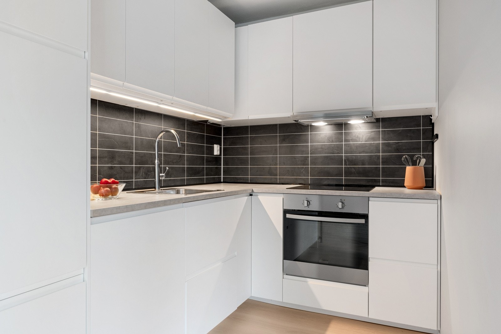 Den tidløse kjøkkeninnredningen er fra 2022 og har slette fronter og benkeplate i laminat med nedfelt vask av stål. Galleribilde