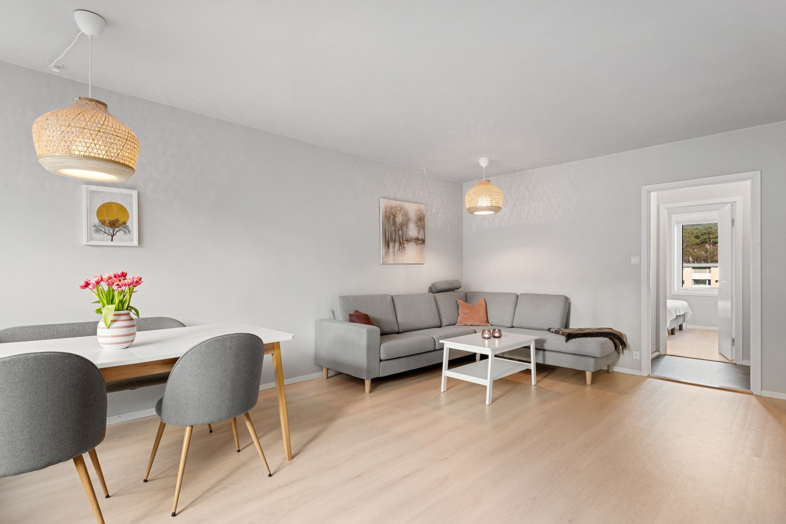 Videre kommer man inn i en stor åpen stue- og kjøkkenløsning på 25,6 kvm. Galleribilde