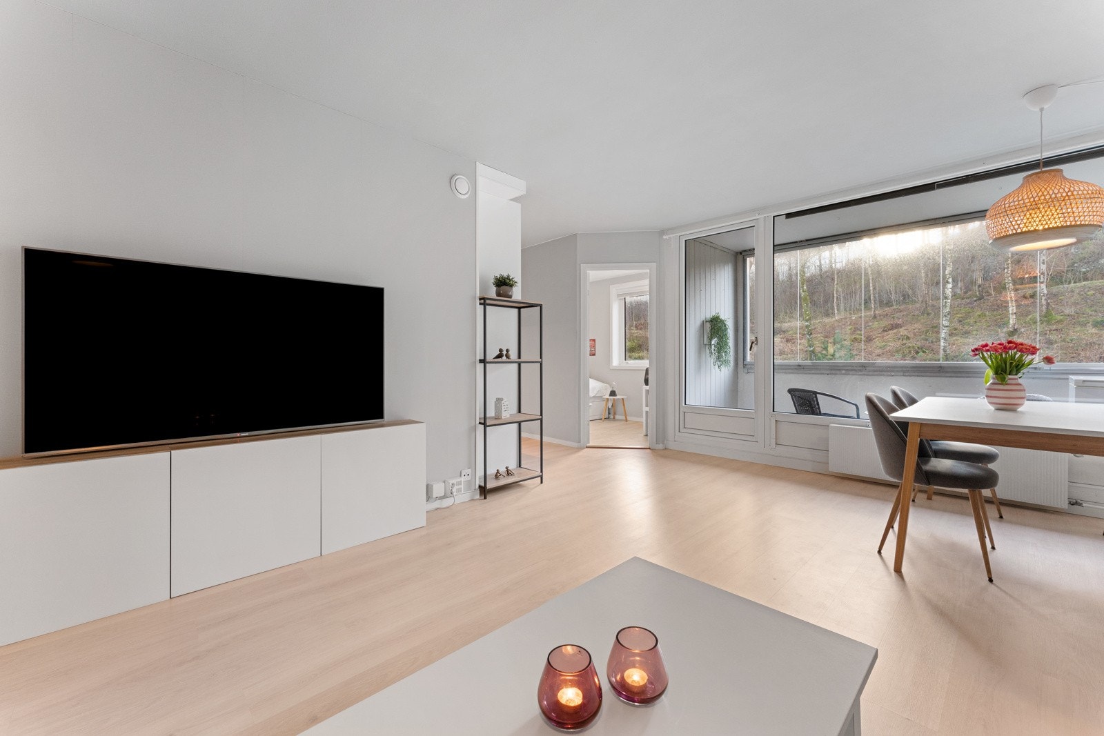 I stuen er det radiatorovn der oppvarmingen er inkludert i felleskostnadene. Forutsigbare energikostnader. Galleribilde