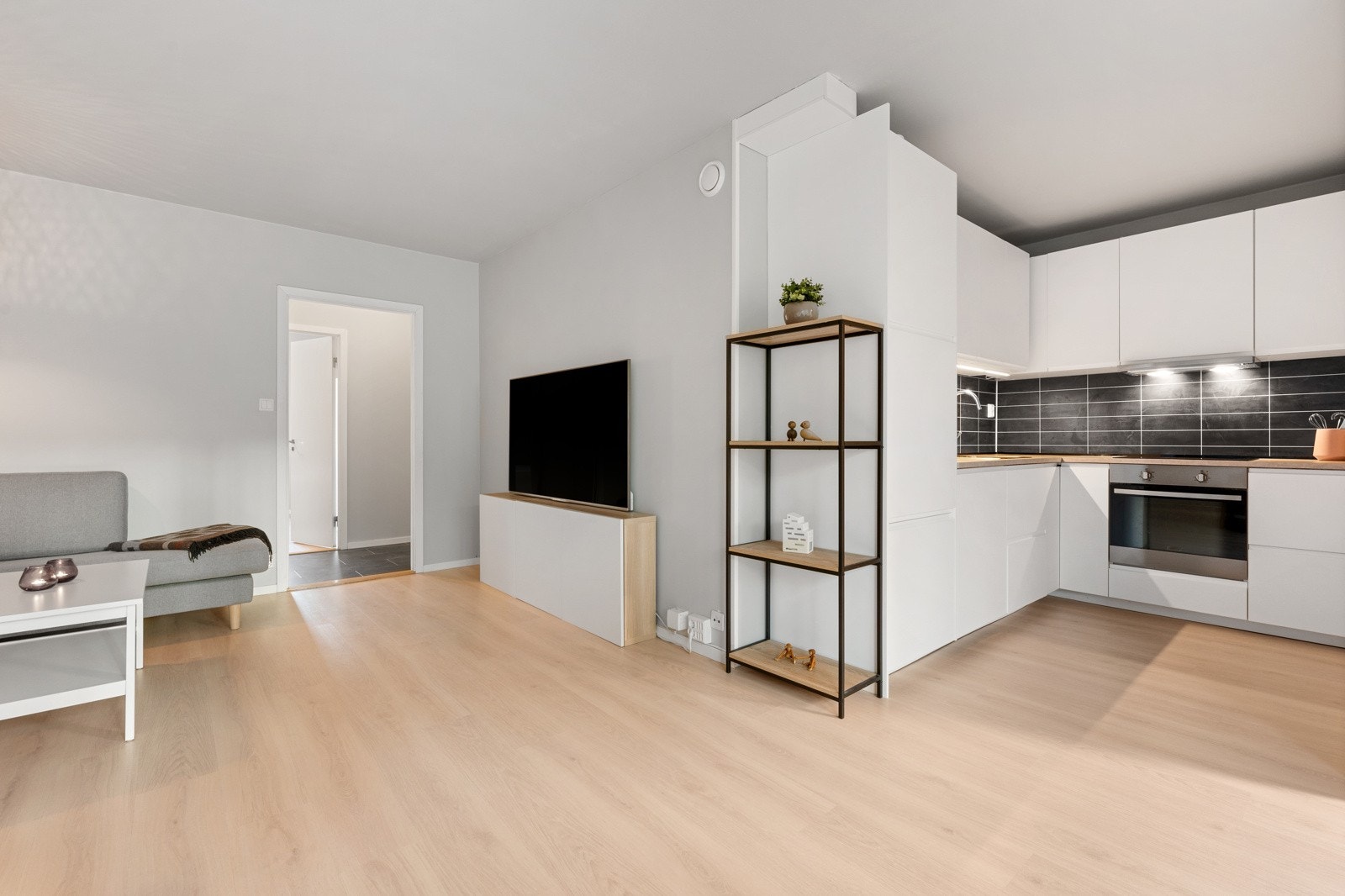 Utformingen på allrommet gjør kjøkkenet litt tilbaketrukket fra stuen, samtidig som den gir rom for å være sosial. Galleribilde