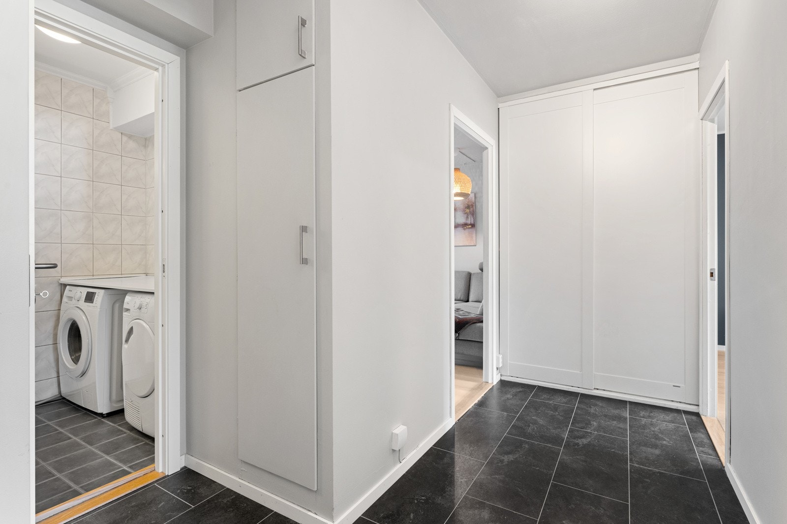 En stor skyvedørsgarderobe i kombinasjon med et innebygd skap sikrer gode oppbevaringsmuligheter. Galleribilde