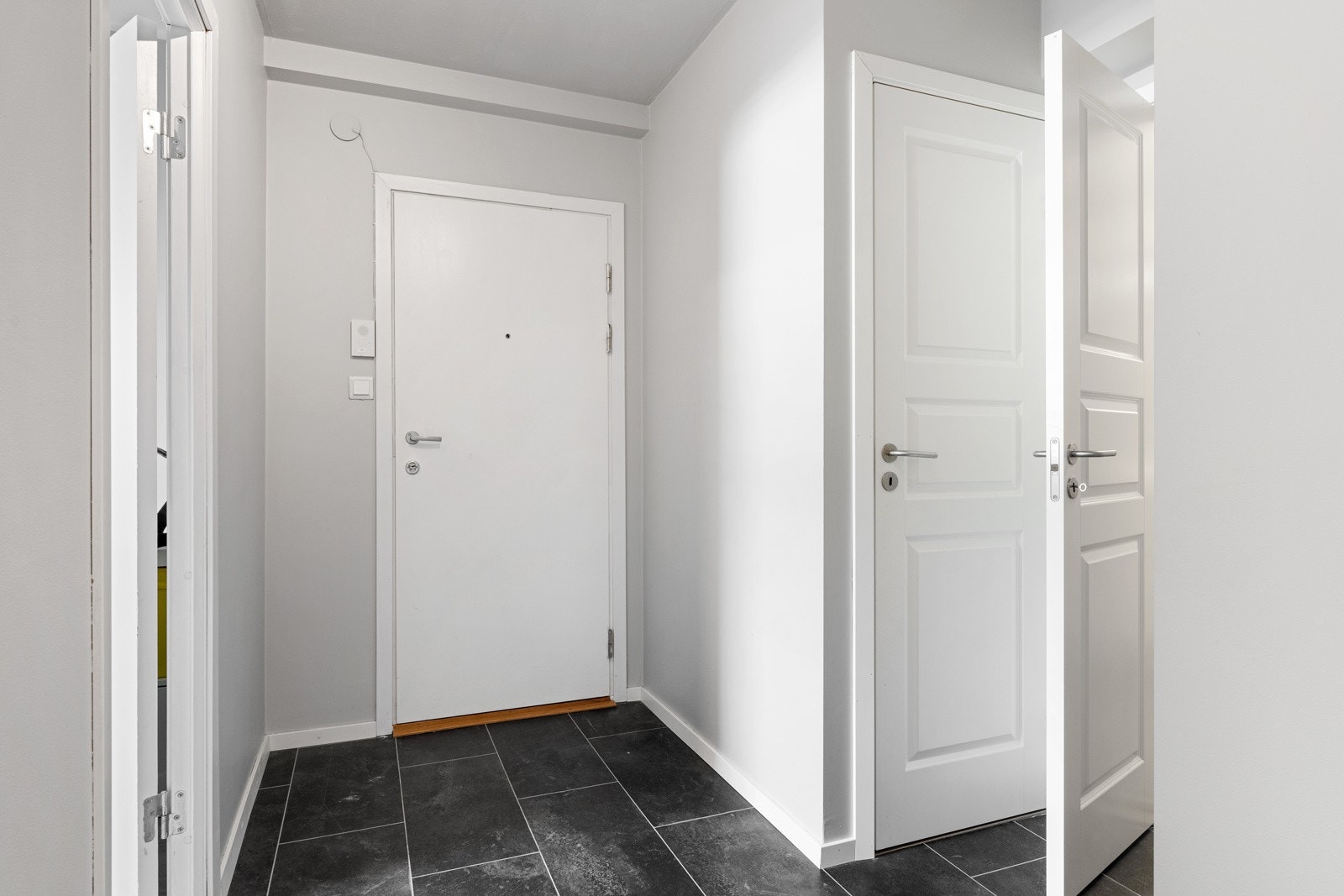 Velkommen inn i en trivelig entré på 8,8 kvm. Galleribilde