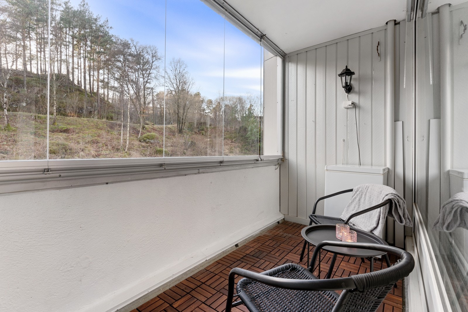 Fra stuen er det utgang til en innglasset balkong. Balkongen måler 5 kvm og har praktiske terrassefliser. Galleribilde