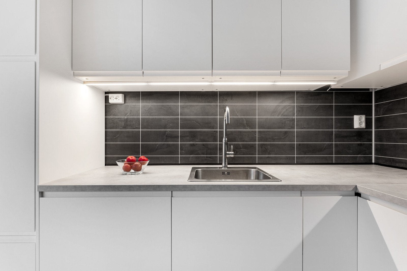 Av integrerte hvitevarer er det stekeovn, platetopp, ventilator, oppvaskmaskin og kjøleskap med frysedel. Galleribilde