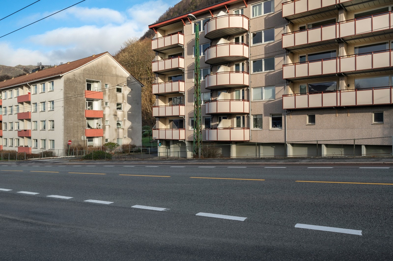 Leiligheten ligger i enden av bygget, over garasjene Galleribilde