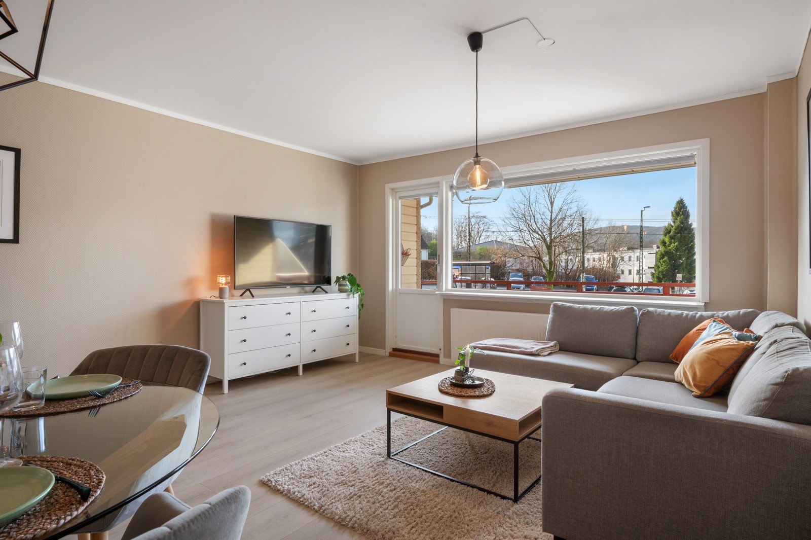 Store vinduer gir rommet godt med naturlig lys Galleribilde