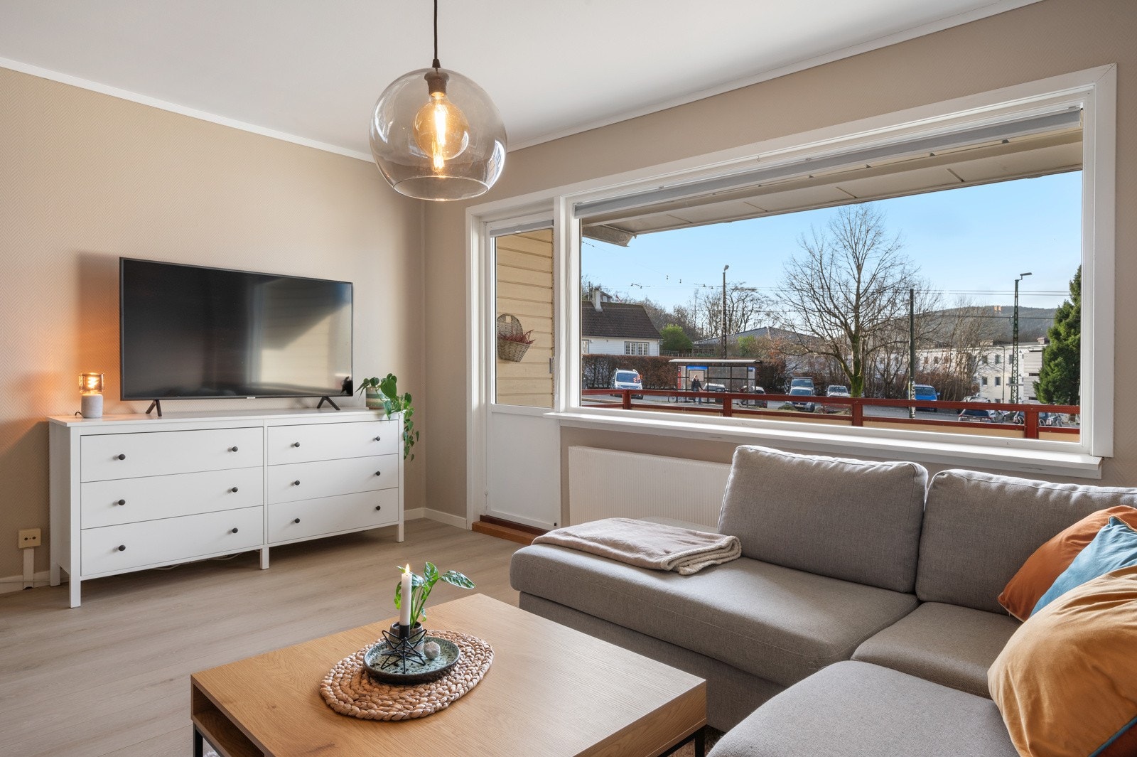 Fra stuen er det utgang til vestvendt balkong Galleribilde