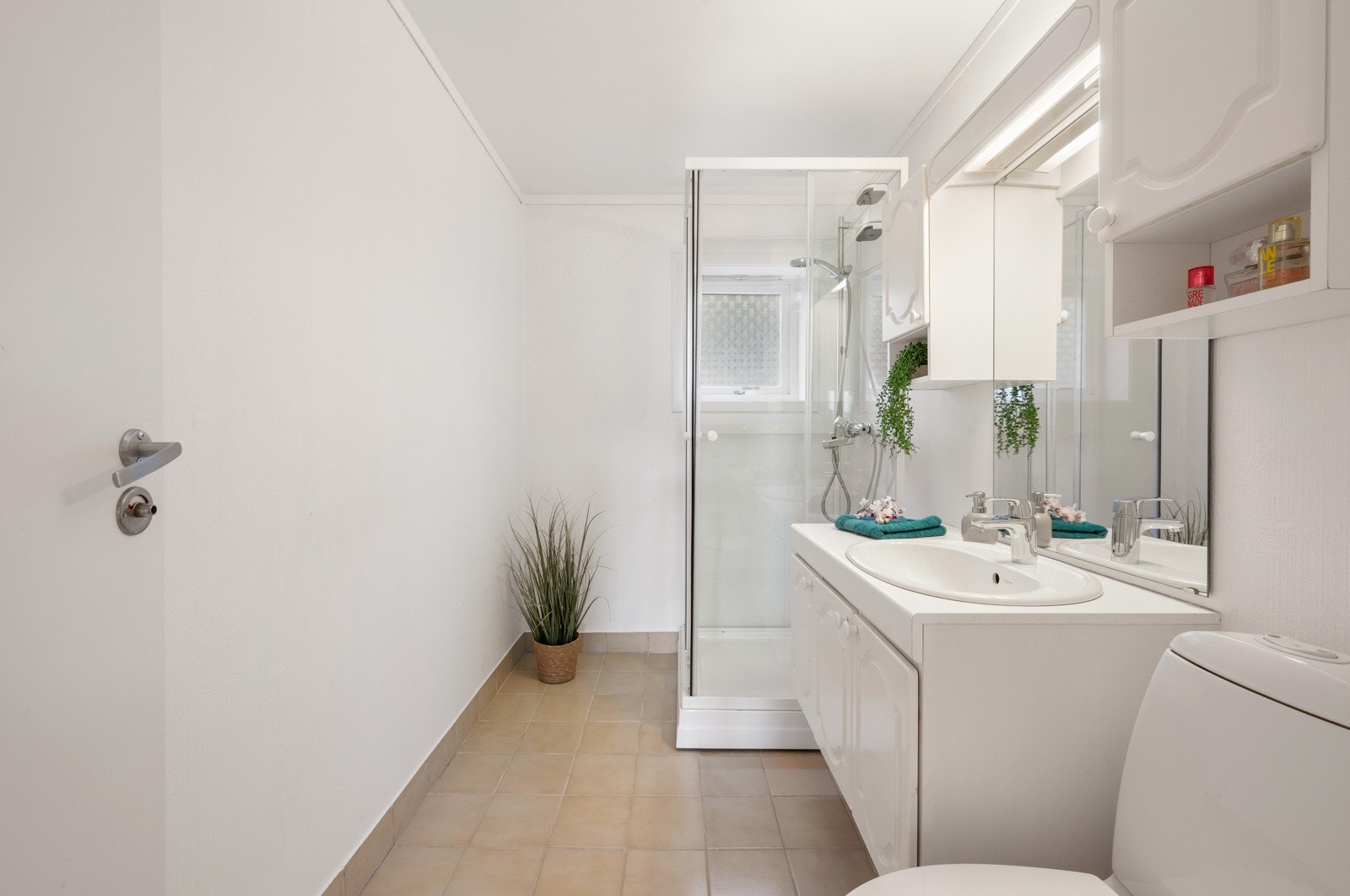 Romslig bad med dusjkabinett Galleribilde