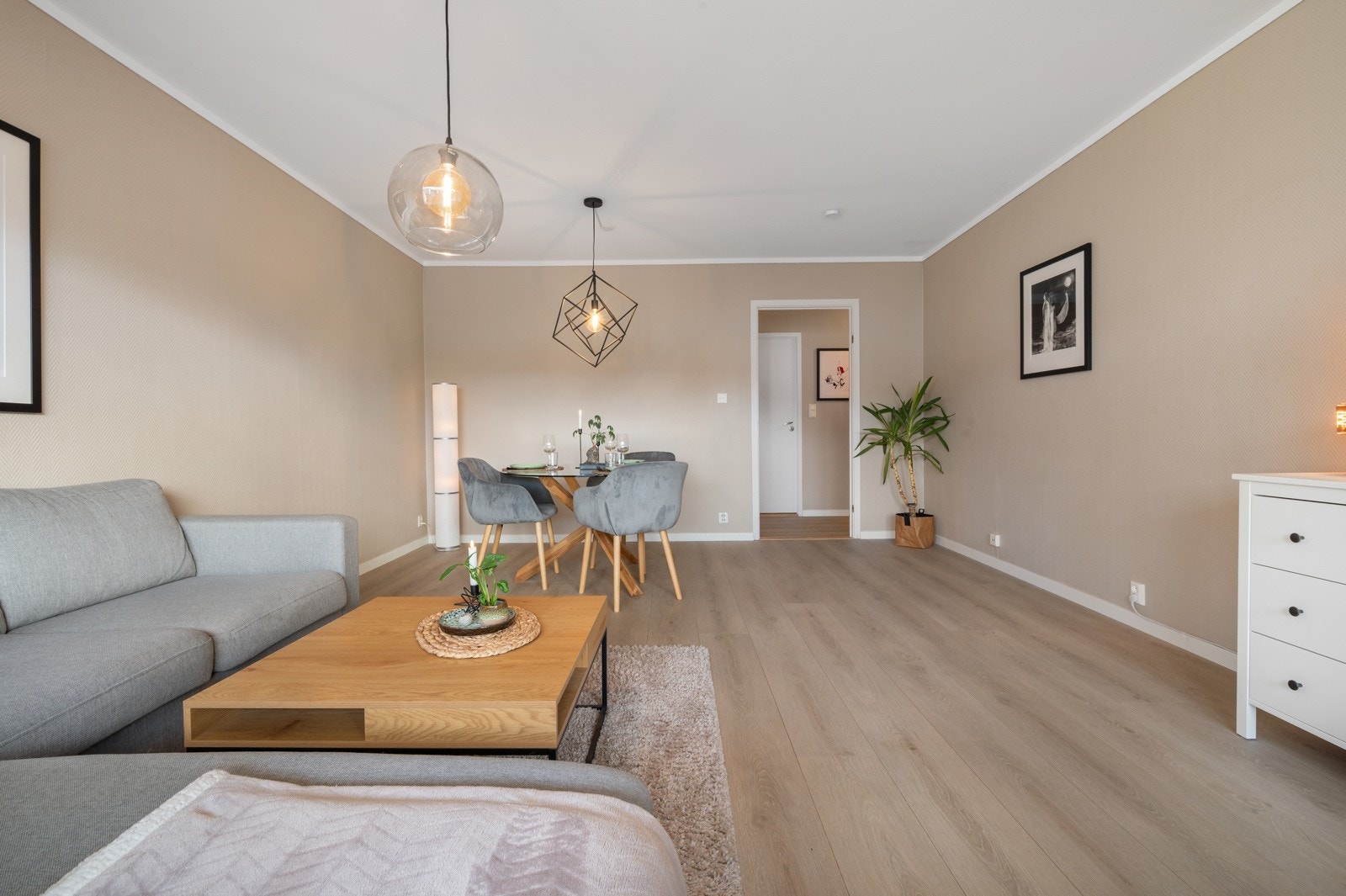 Det er god plass for både sittegruppe og spisebord i stuen Galleribilde