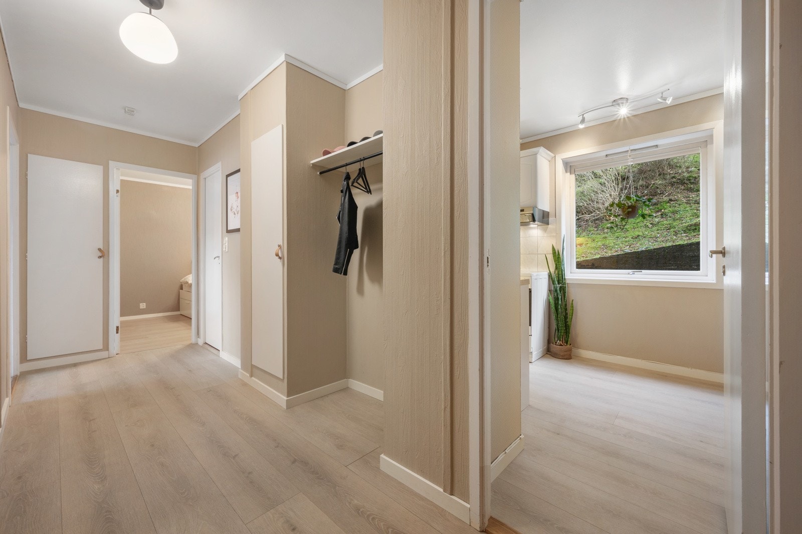 Entre med garderobeplass Galleribilde