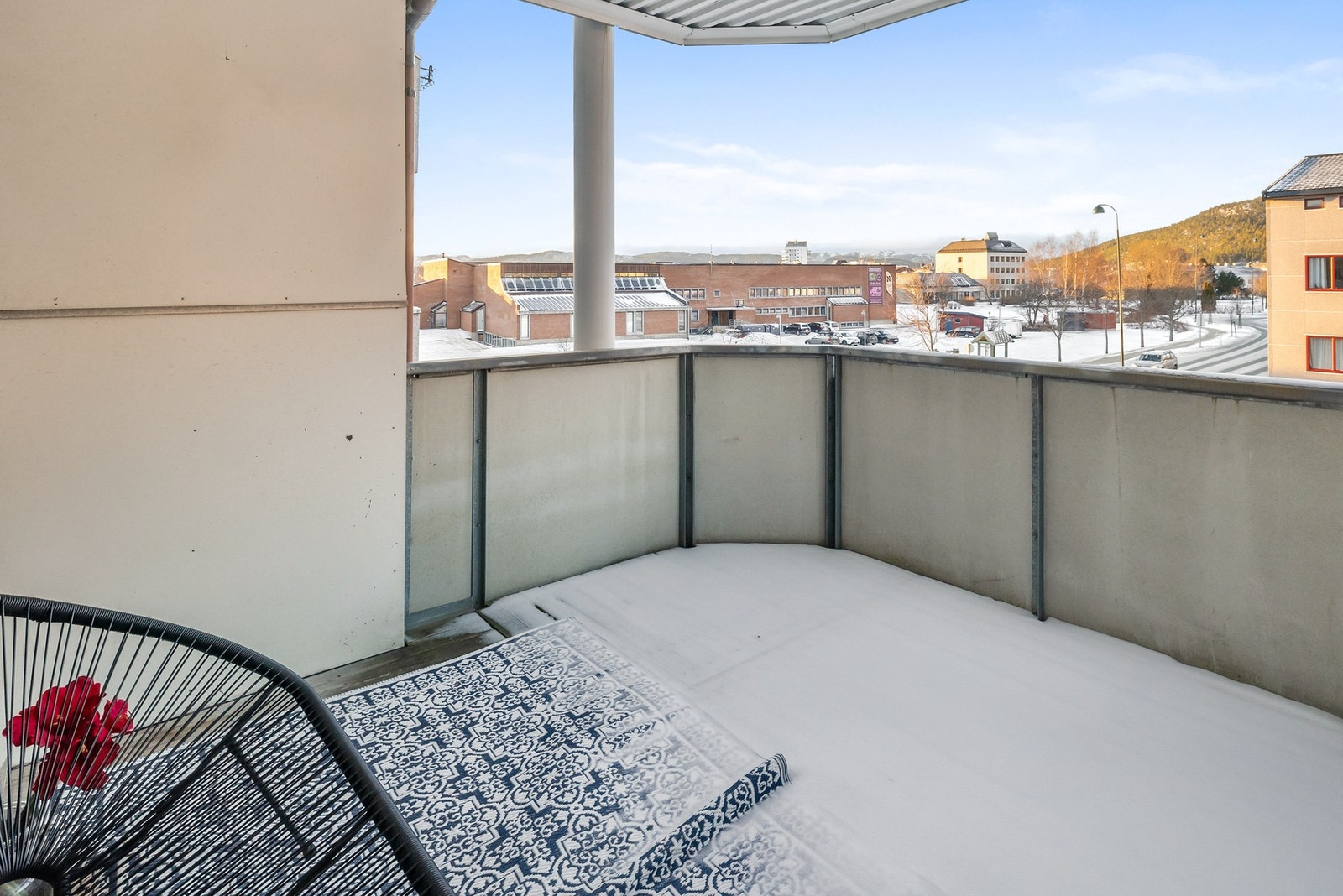 Overbygd balkong med mulighet for enkel møblering Galleribilde