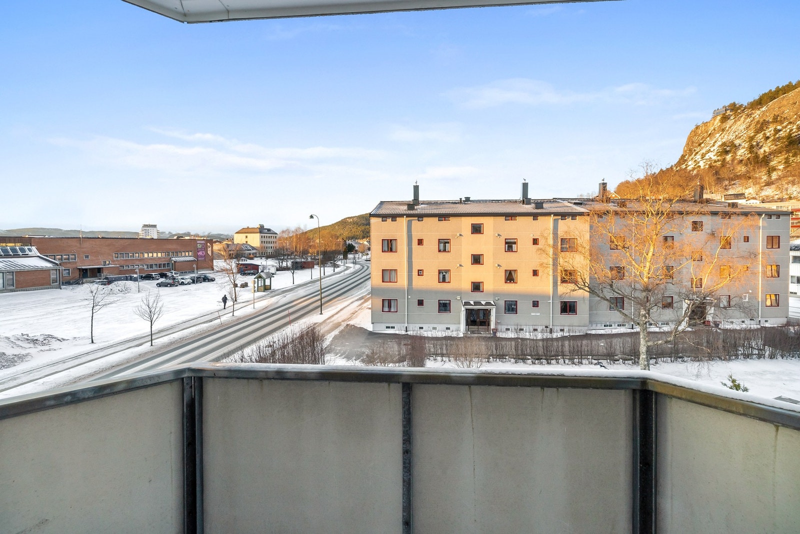 Utsyn til nærområdet. Til høyre ser vi det populære byfjellet "Klompen" Galleribilde