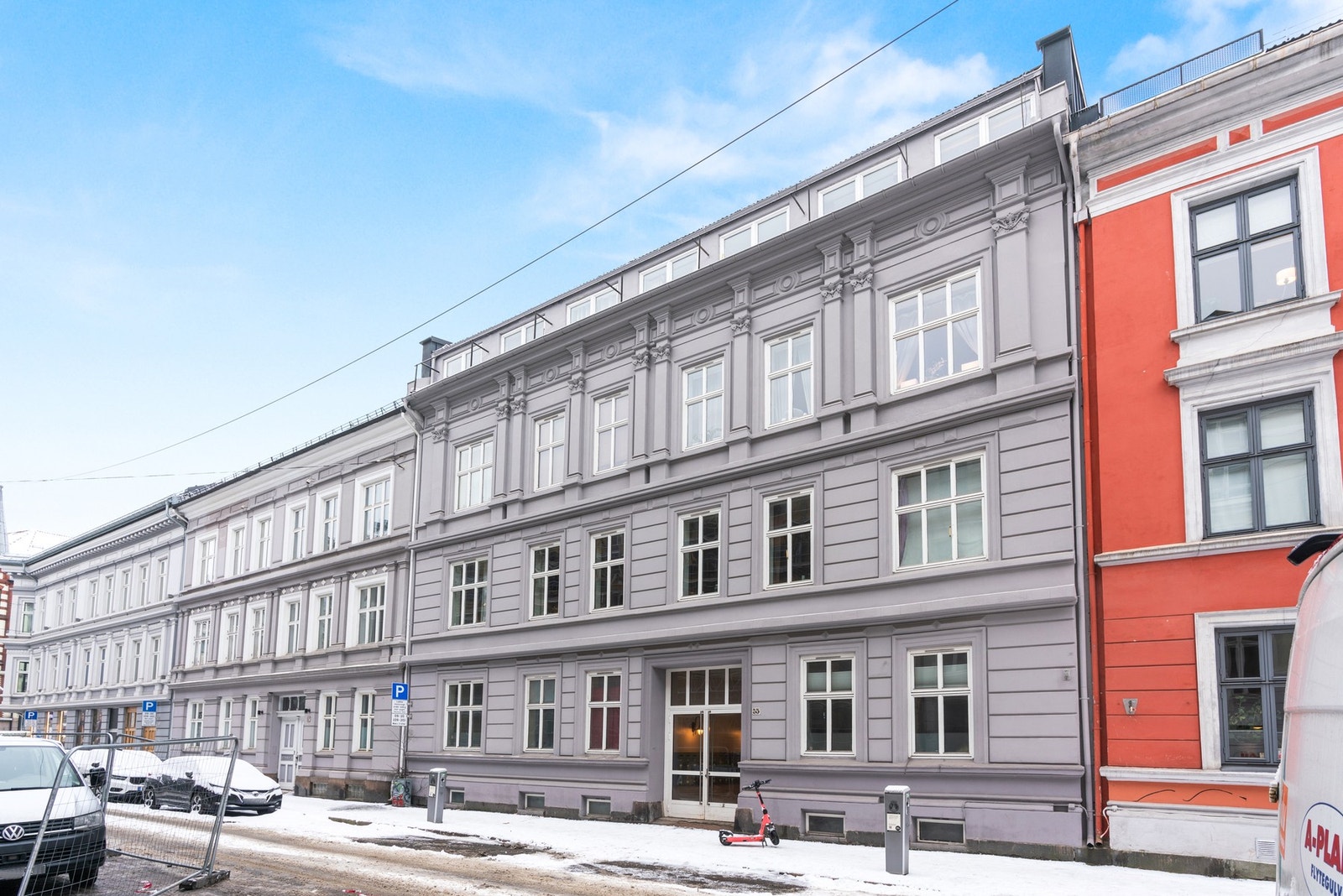 Rett utenfor døren har du umiddelbar nærhet til attraktive Bogstadveien med service- og shoppingmuligheter. Galleribilde