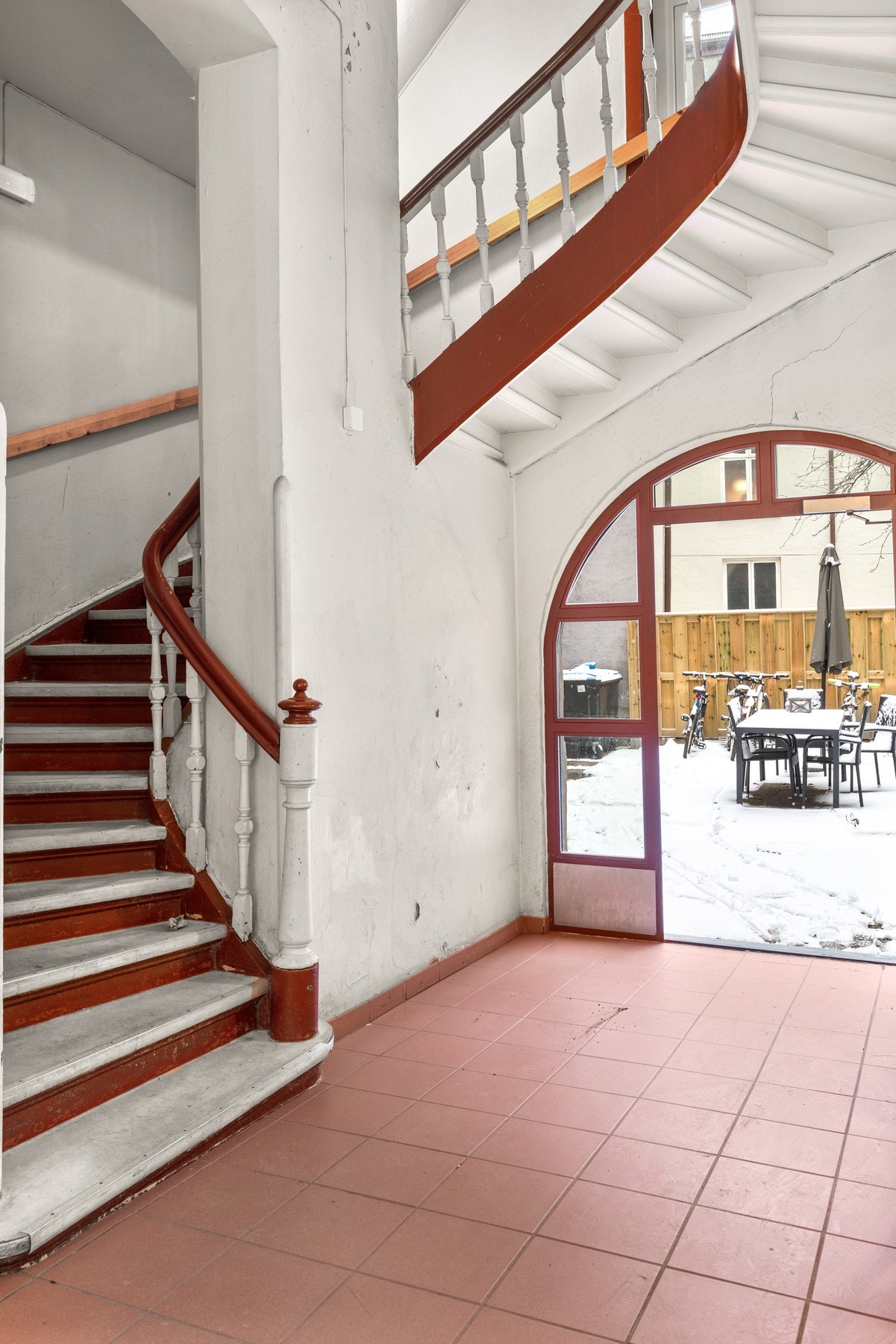Du ønskes velkommen inn i en klassisk oppgang med trappeadkomst opp til boligen. Galleribilde