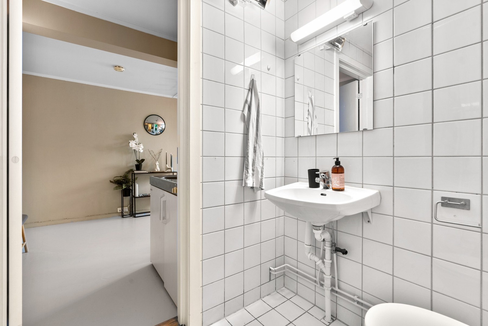 Badet har oppvarming via reflektorovn på vegg. Galleribilde