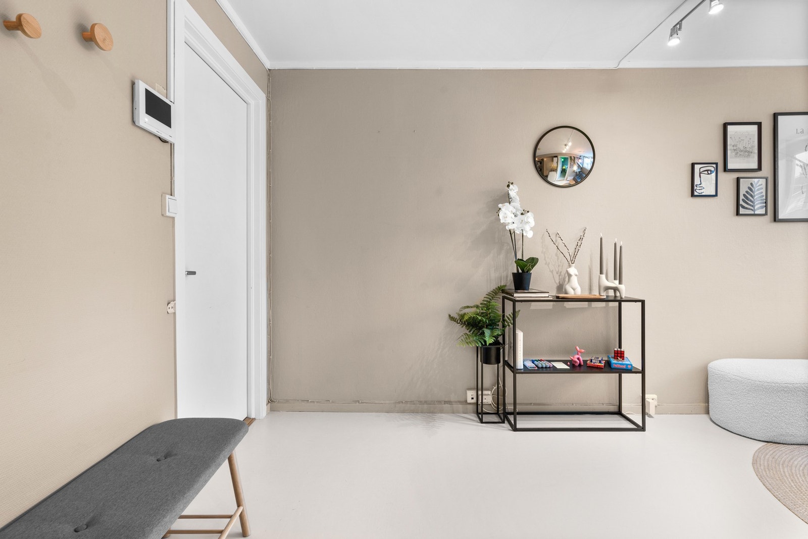 Hyggelig entré med mulighet for oppbevaringsmøblement. Galleribilde