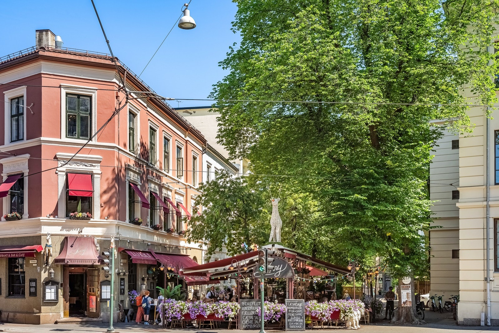 Her ligger det også flere populære restauranter og spisesteder, F.eks. Lorry, Olivia og FYR. Galleribilde