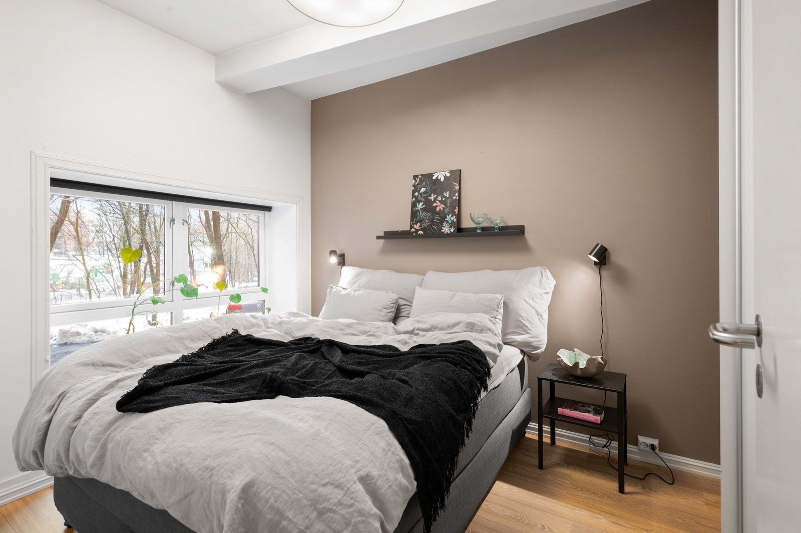 Soverommet er av god størrelse og kan enkelt innredes med dobbeltseng med tilhørende nattbord Galleribilde