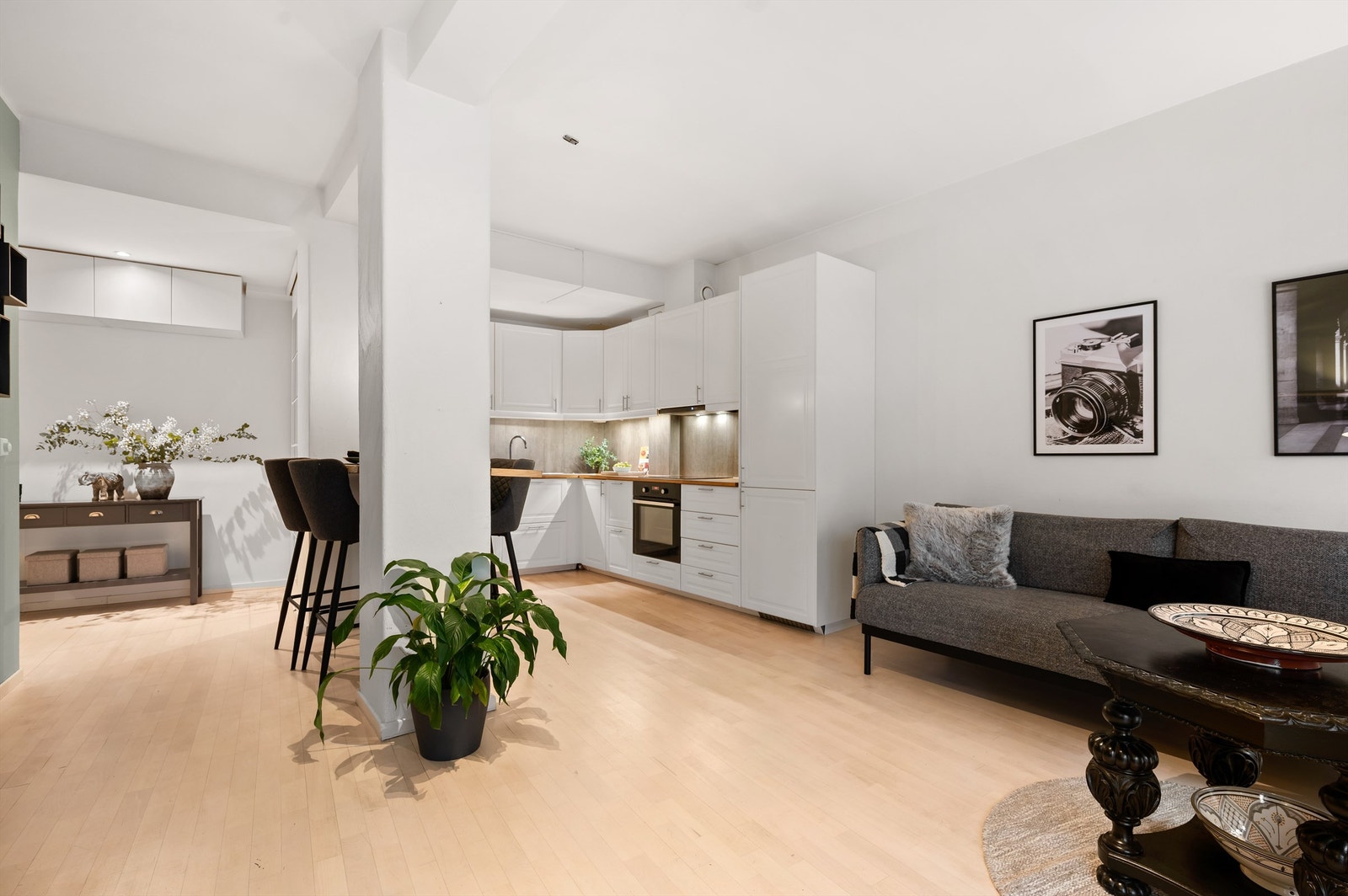 For mange er kjøkkenet det viktigste rommet i boligen. Her er kjøkkenet holdt i en sosial åpen løsning mot stuen, noe som skaper et fint samlingspunkt i leiligheten. Galleribilde