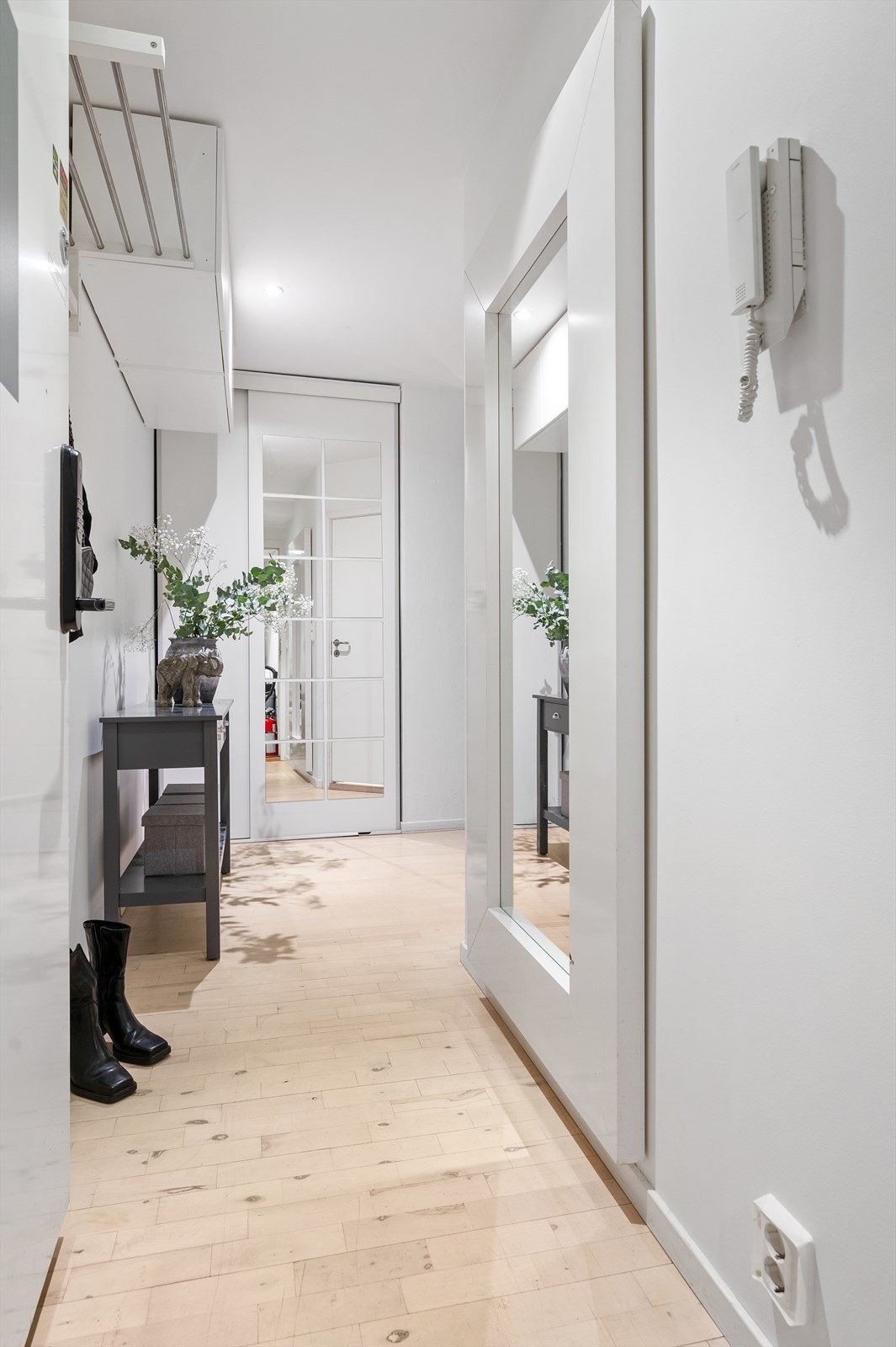 Leilighetens entré er lys og innbydende og gir et godt førsteinntrykk av boligen. Her er det god plass til å henge fra seg yttertøyet og sette fra seg sko. Galleribilde