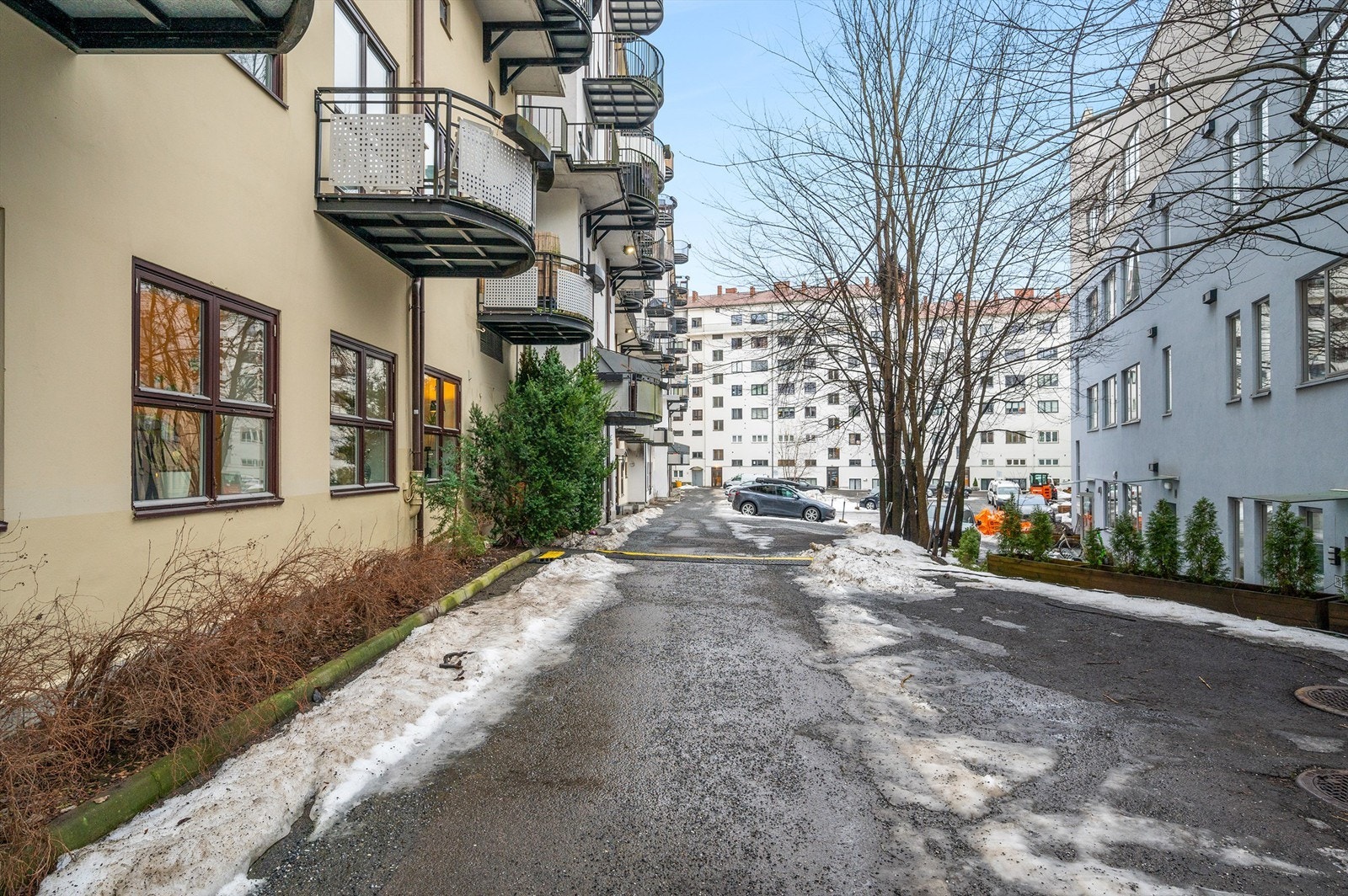 Fellesområdene er pent opparbeidet plenarealer, trær, prydbusker, diverse beplantning og asfalterte internveier. Galleribilde