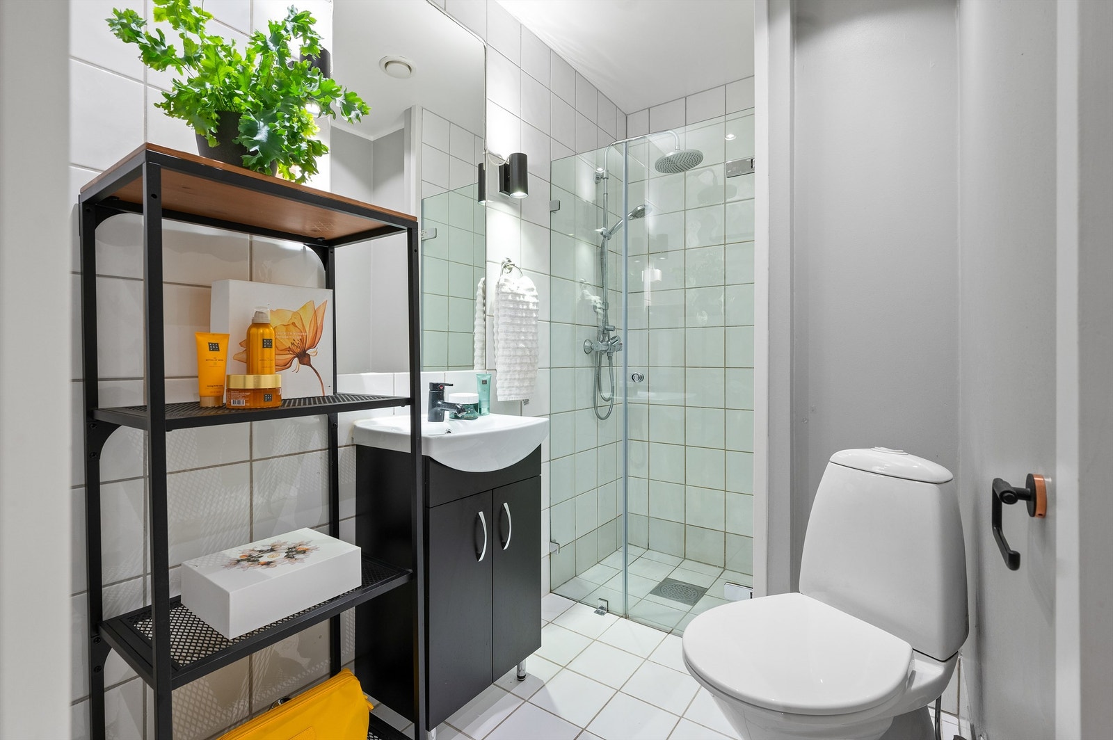 Badet er pent flislagt på gulv og vegger med varme i gulvet. Det er opplegg for vaskemaskin. Galleribilde