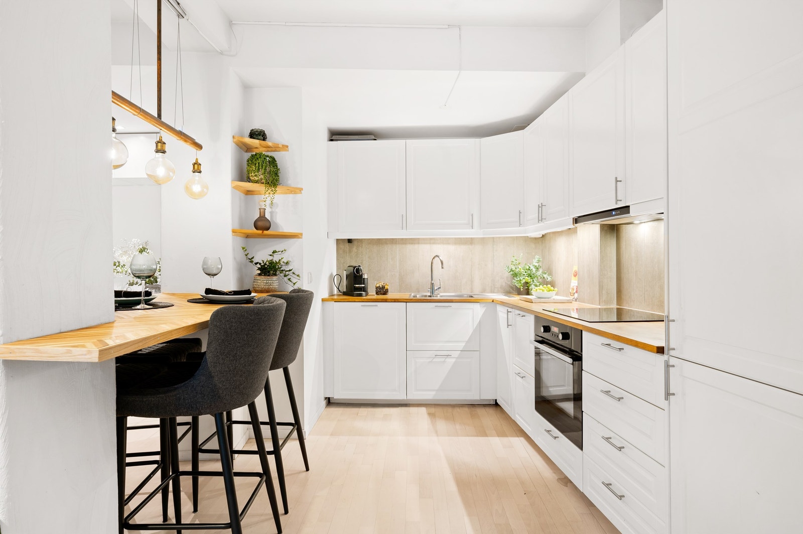 Det er rikelig med oppbevaringsplass i både skuffer og skap. Kjøkkeninnredningen er fra IKEA og er av profilerte fronter og benkeplate i heltre. Galleribilde