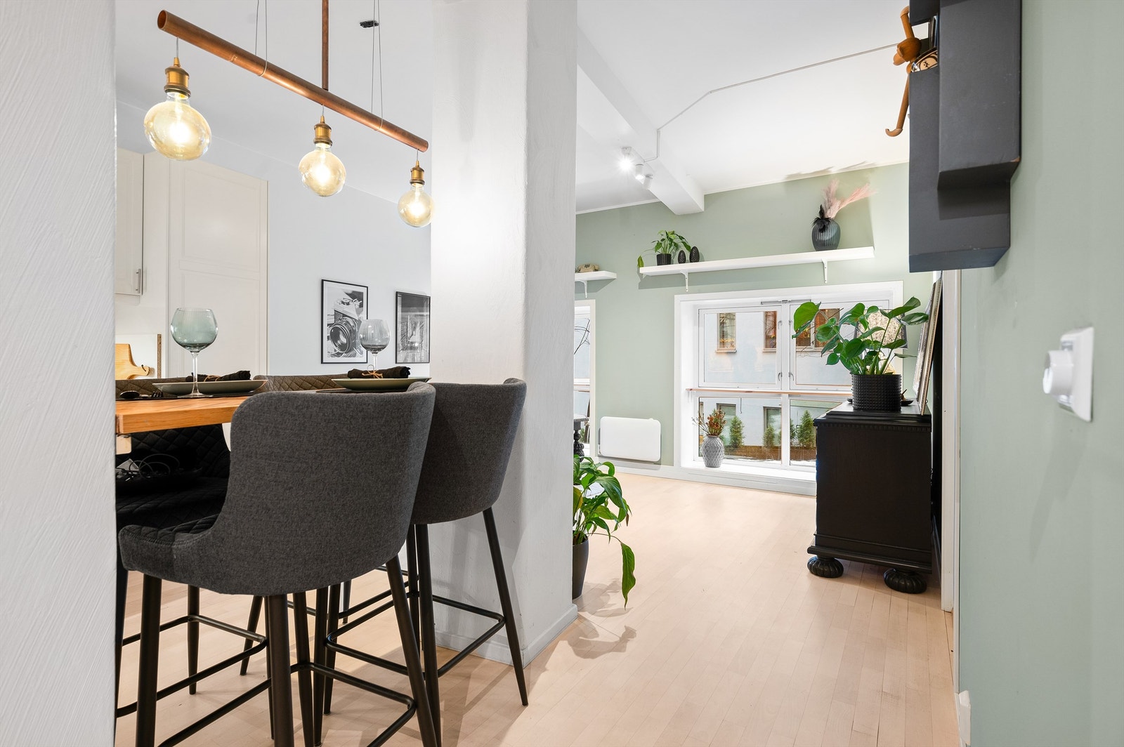 Det er store vindusflater som slipper inn rikelig med lys og skaper en lys og luftig atmosfære i stuen Galleribilde