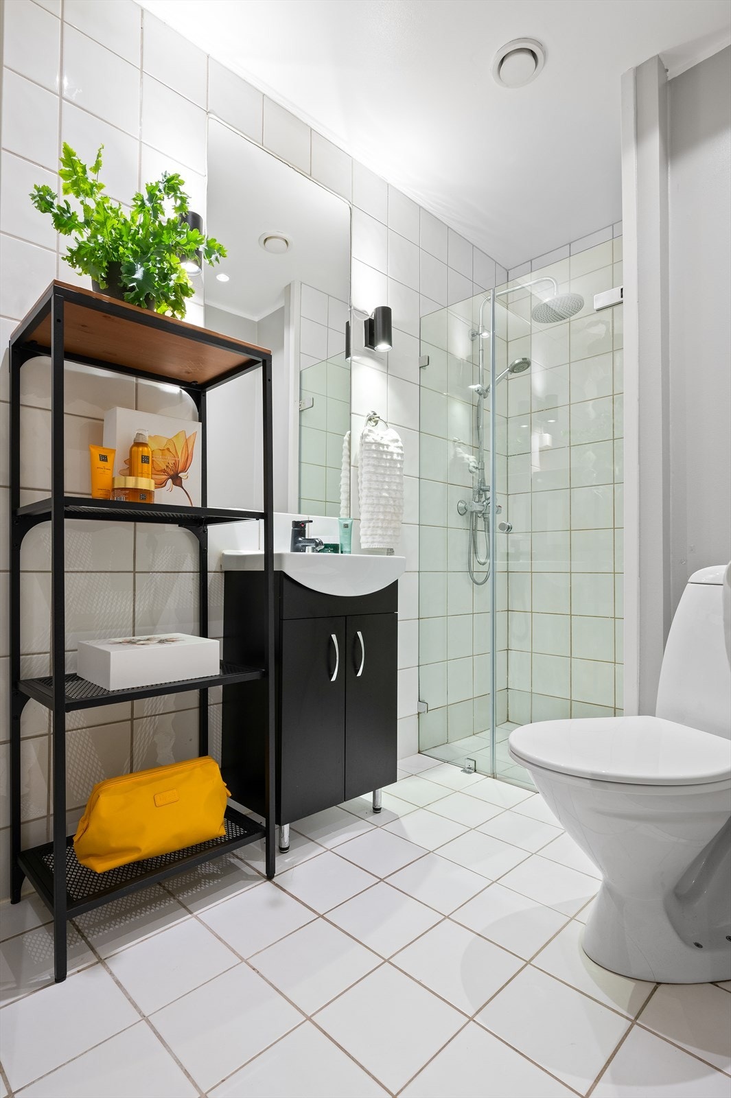 Baderomsinnredningen består av vegghengt servantinnredning med servant. Over servanten er det innfelt speil. Galleribilde