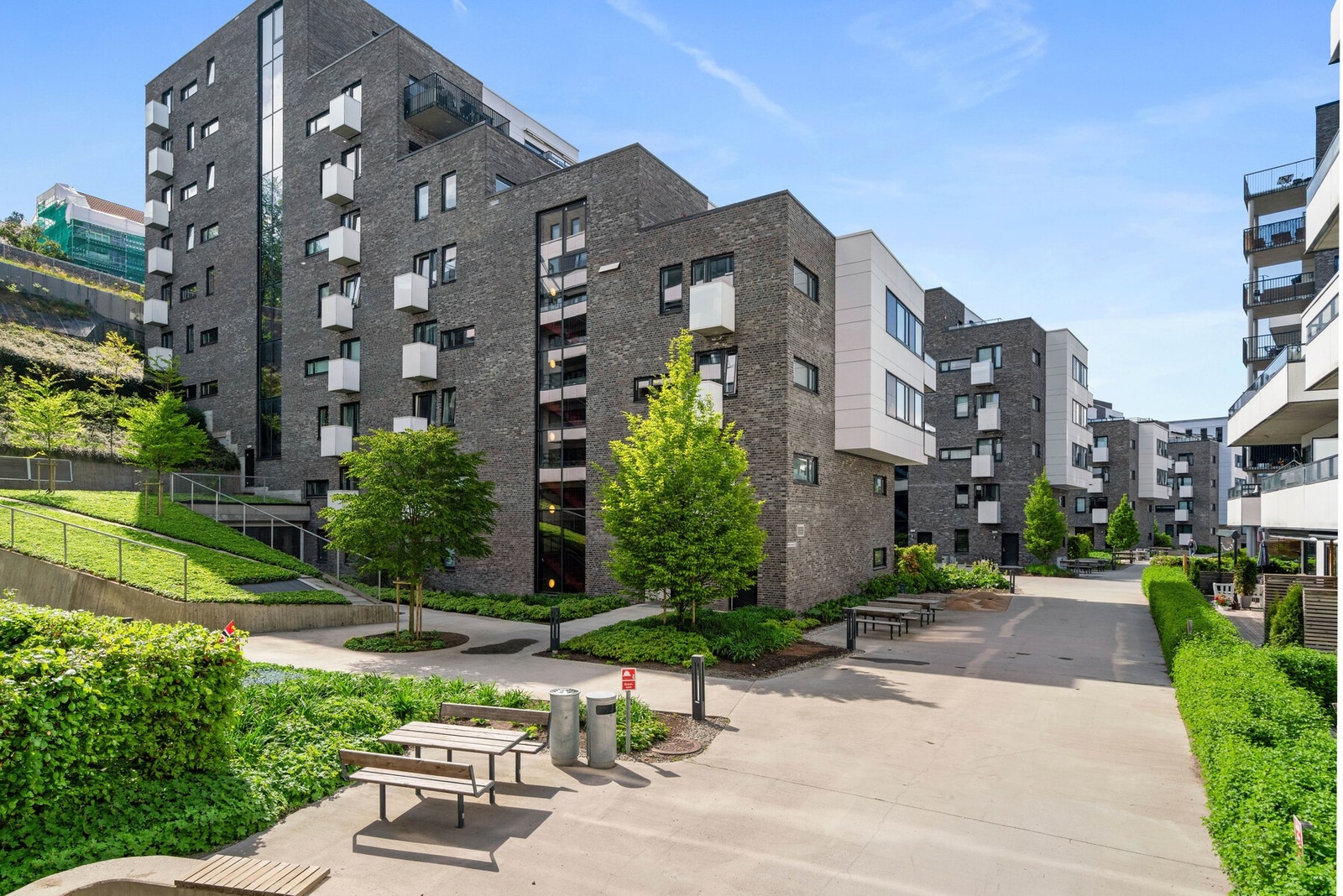 Flott opparbeidet fellesareal - sommertid. Galleribilde