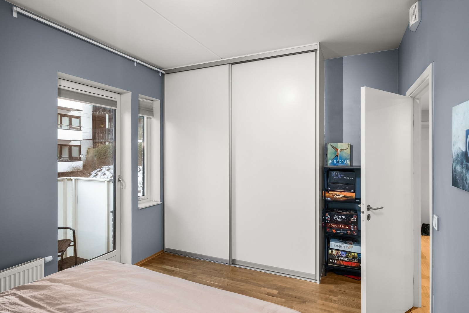 Medfølgende skyvedørsgarderobe med innredning. Galleribilde