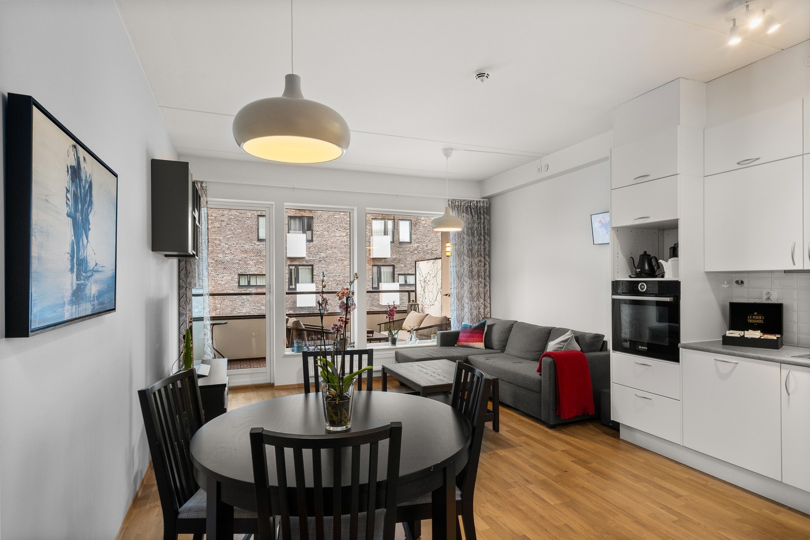 Åpen stue- og kjøkkenløsning med plass til spisegruppe. Galleribilde