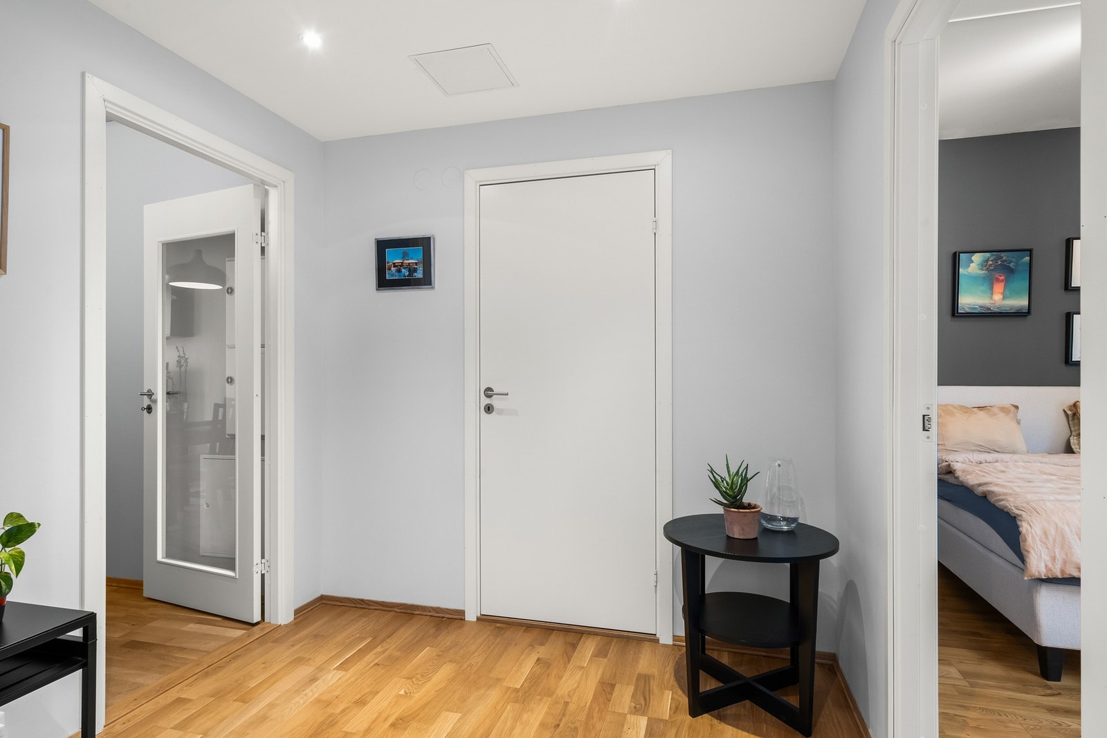 Romslig mellomgang. Galleribilde