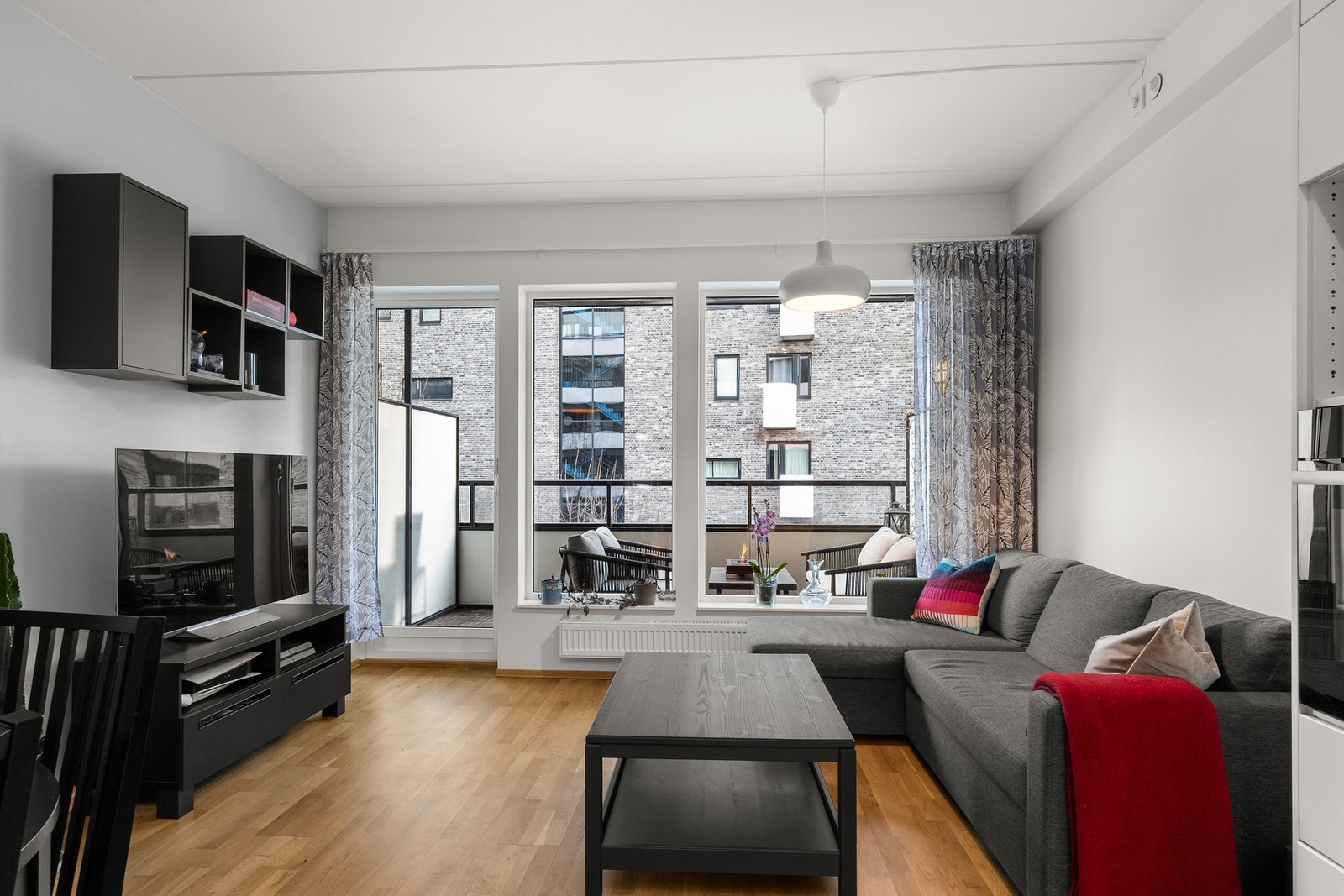 Store vinduer slipper inn rikelig med naturlig lys og luft. Galleribilde