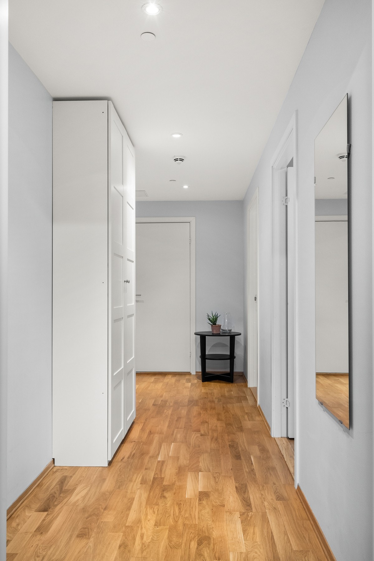 Garderobe for ekstra lagringskapasitet i entré. Galleribilde