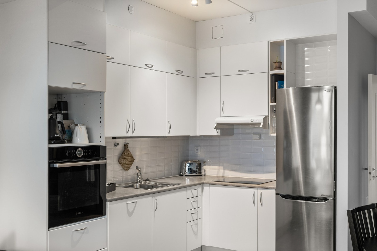 Kjøkken med masse lagringsplass. Galleribilde