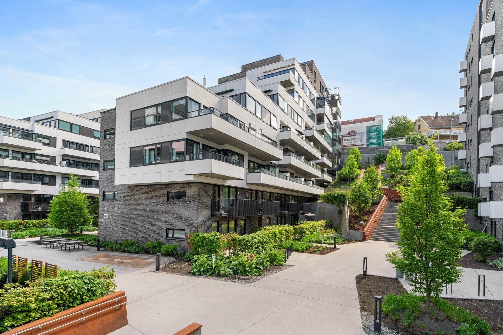 Flott opparbeidet fellesareal - sommertid. Galleribilde