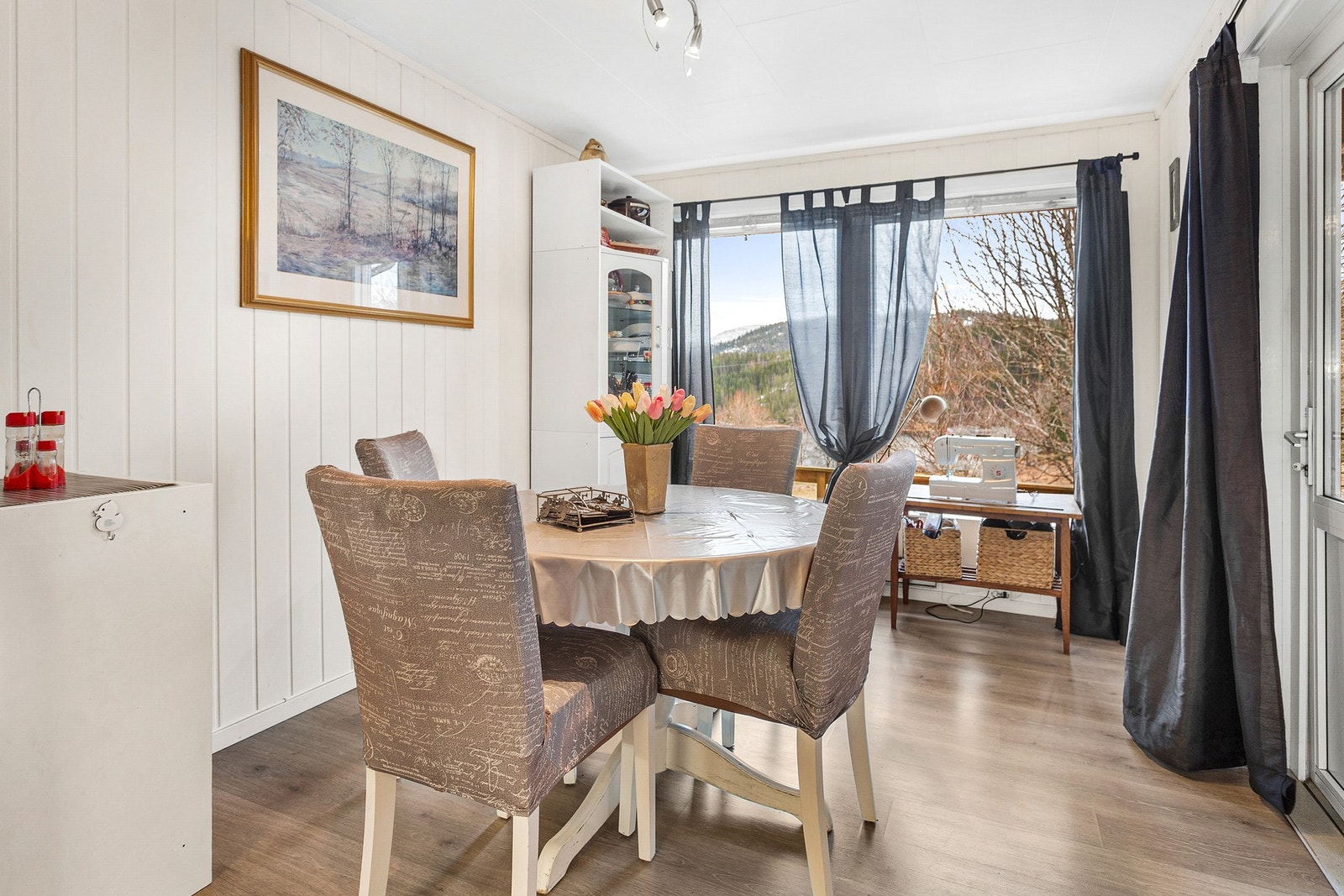 Hyggelig sone for spisegruppe Galleribilde