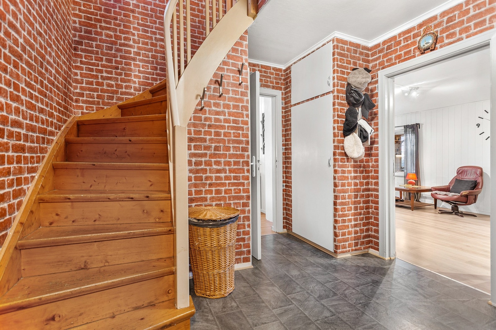 Åpen og romslig entrè Galleribilde