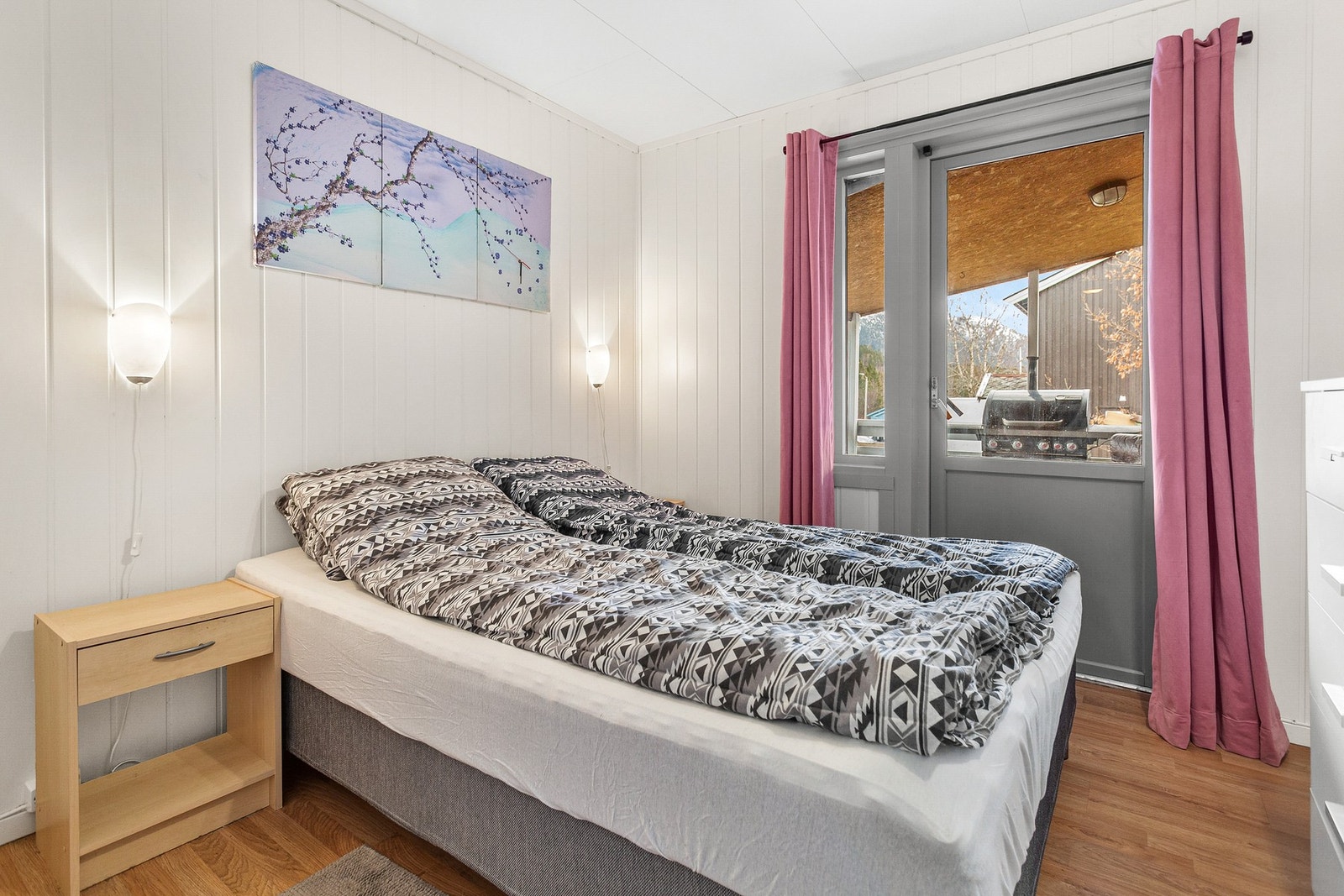 Soverom på hovedplanet med tilkomst til altan Galleribilde