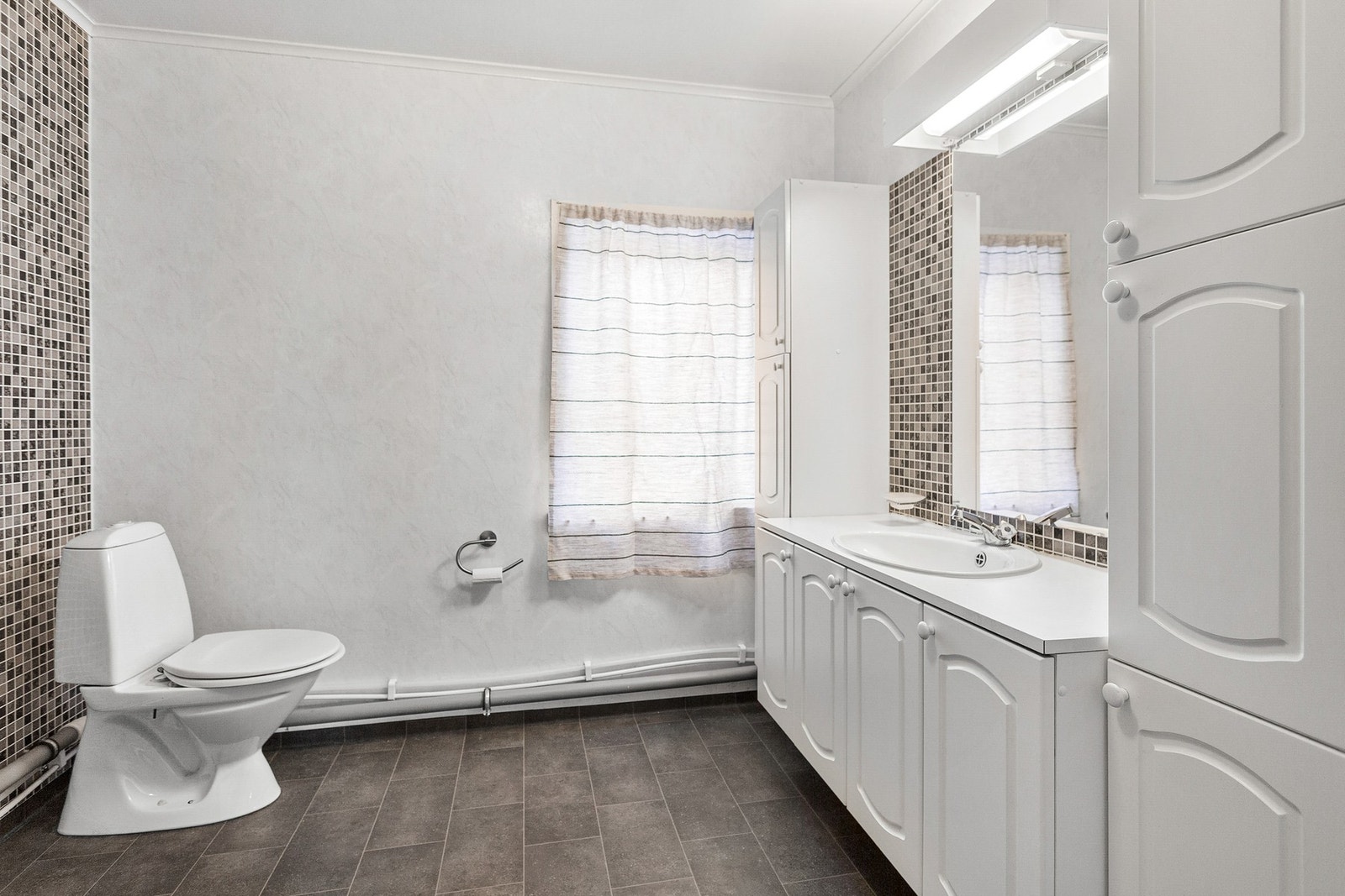 Romslig bad i 2.etasje Galleribilde