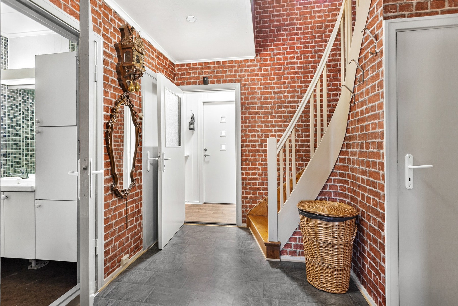 Trappen leder opp til boligens 2.etasje Galleribilde