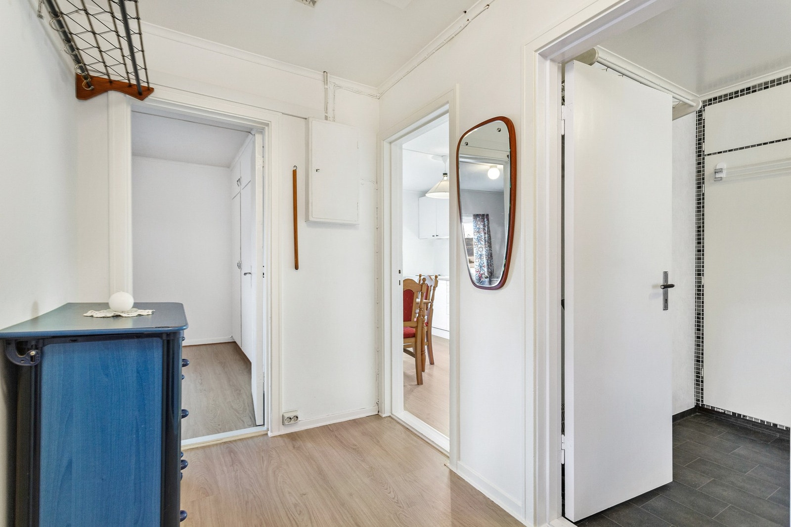 2.etasje består av gang, bad, kjøkken, soverom og stue Galleribilde