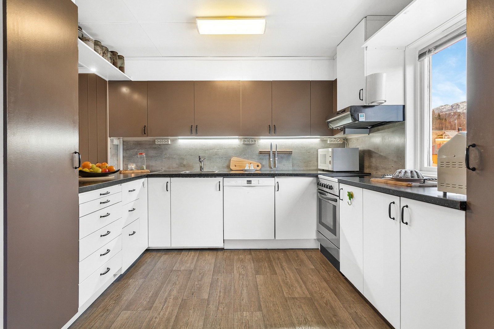 Kjøkken med god skap- og benkeplass Galleribilde