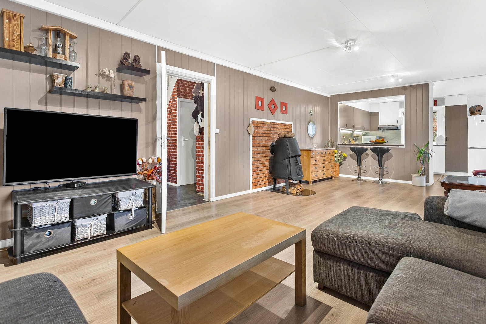 Hovedplanet består av vindfang, gang, kjøkken, stue, soverom, bad og toalettrom Galleribilde