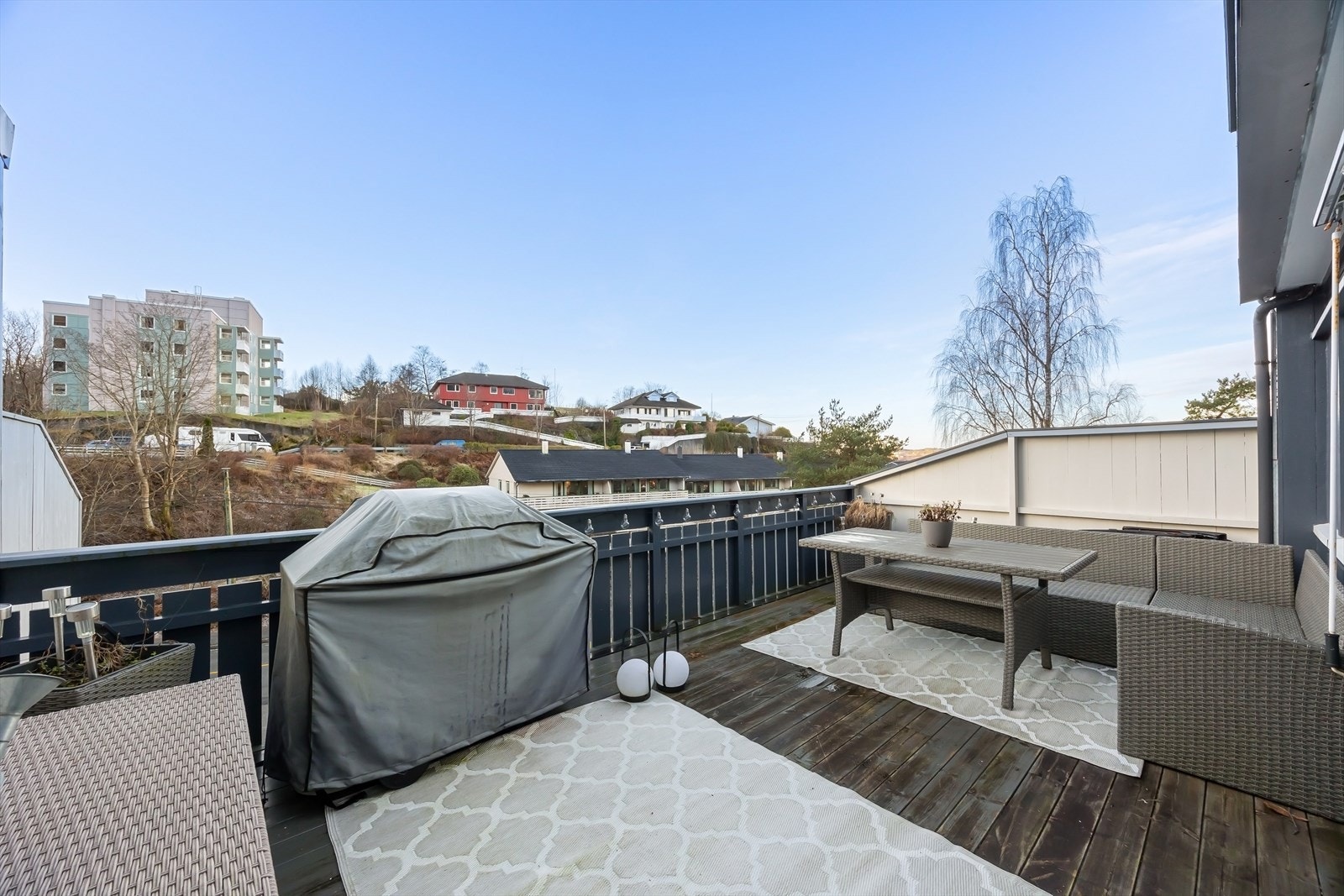 Her er det plass til grill og store utemøbler. Solforhold frem til ca. kl 21:00 om sommeren Galleribilde