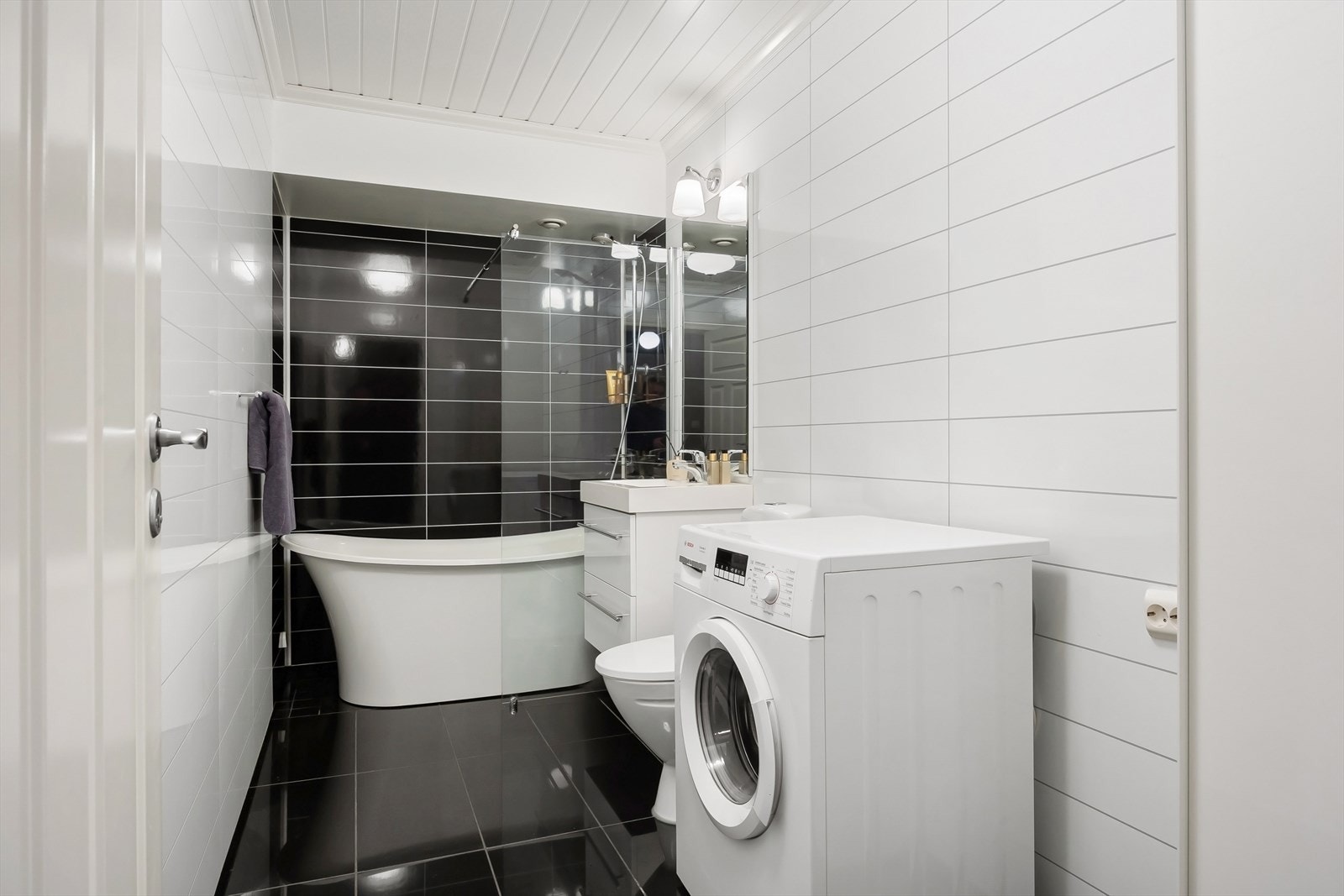 Badet ble sist modernisert i 2012, men fikk ny dusjvegg i 2019 og høyskap i 2022. Varmekabler i gulv Galleribilde